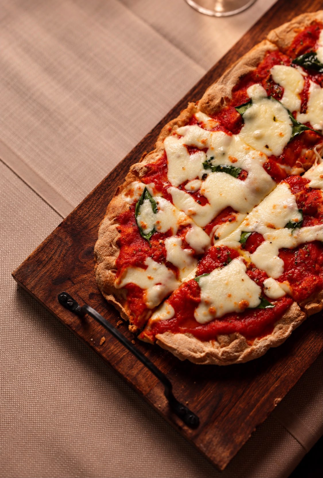 Pizza alla pala appena sfornata
